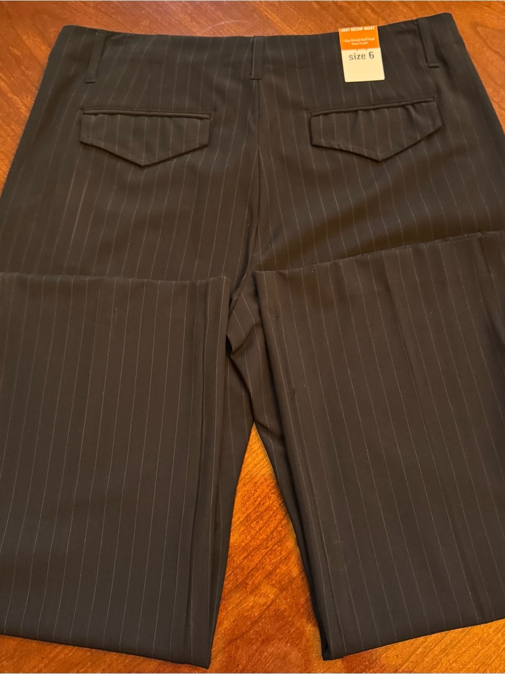Old Navy Capris Women's Black Pinstripe Capris Size 6 **NWT** - Picture 4 of 13